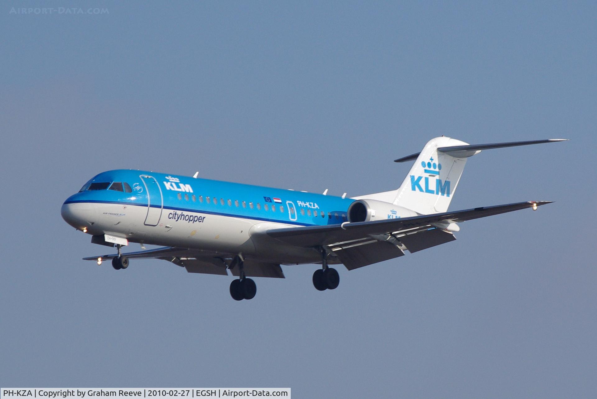 PH-KZA, 1996 Fokker 70 (F-28-070) C/N 11567, On finals to Norwich.