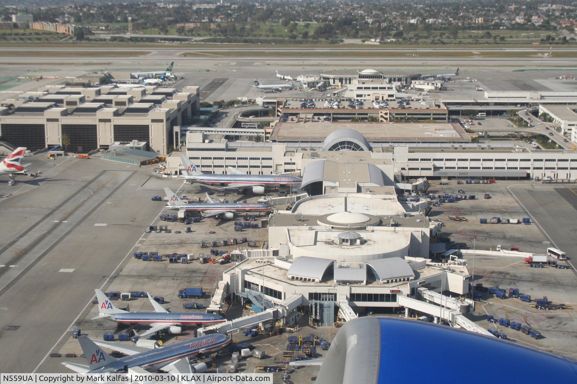 N559UA, 1992 Boeing 757-222 C/N 26657, United Airlines Boeing 757-222 N559UA, American Airlines Terminal 4 as seen on the climb out from 25R KLAX.