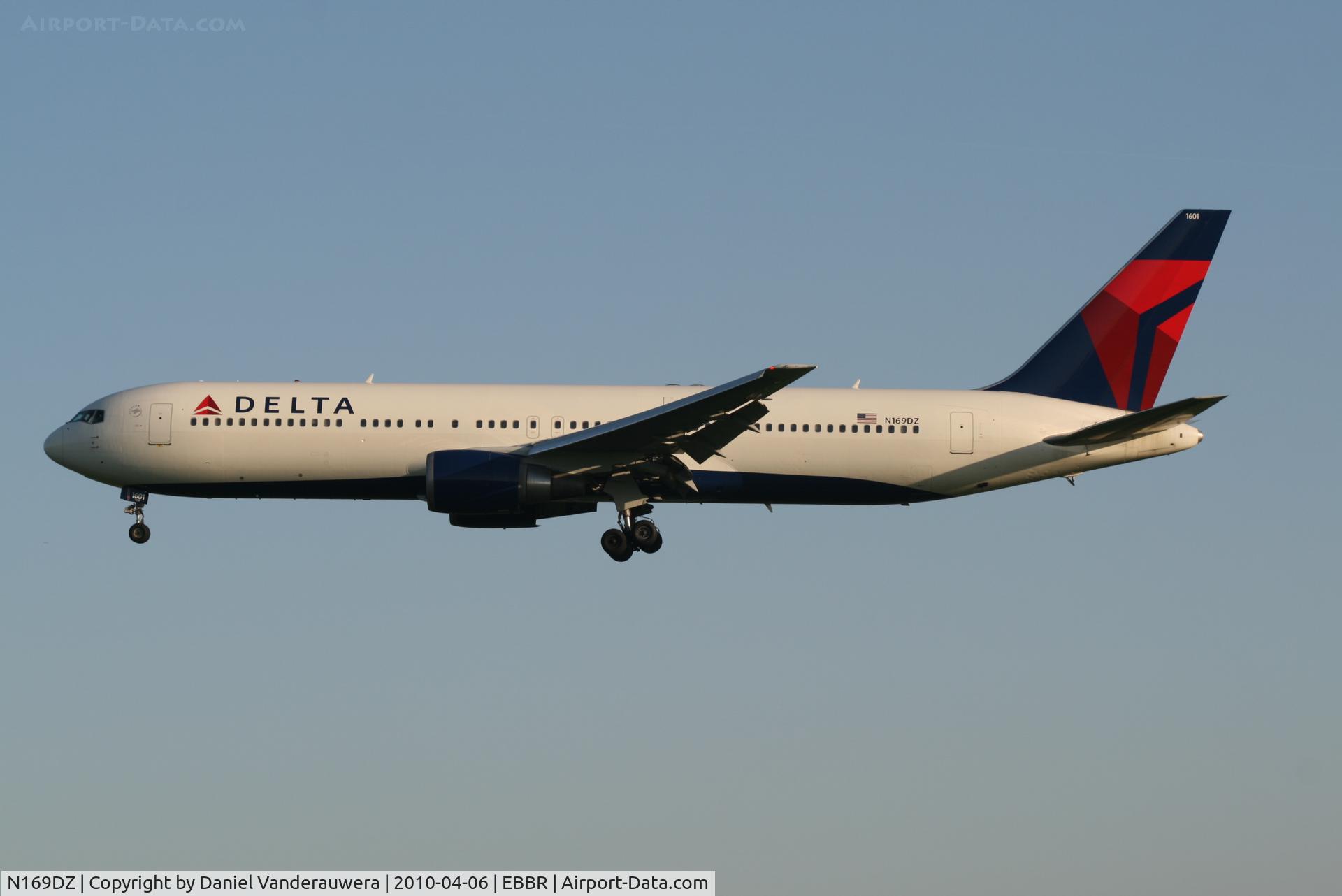 N169DZ, 1998 Boeing 767-332 C/N 29689, Arrival of flight DL140 to RWY 25L