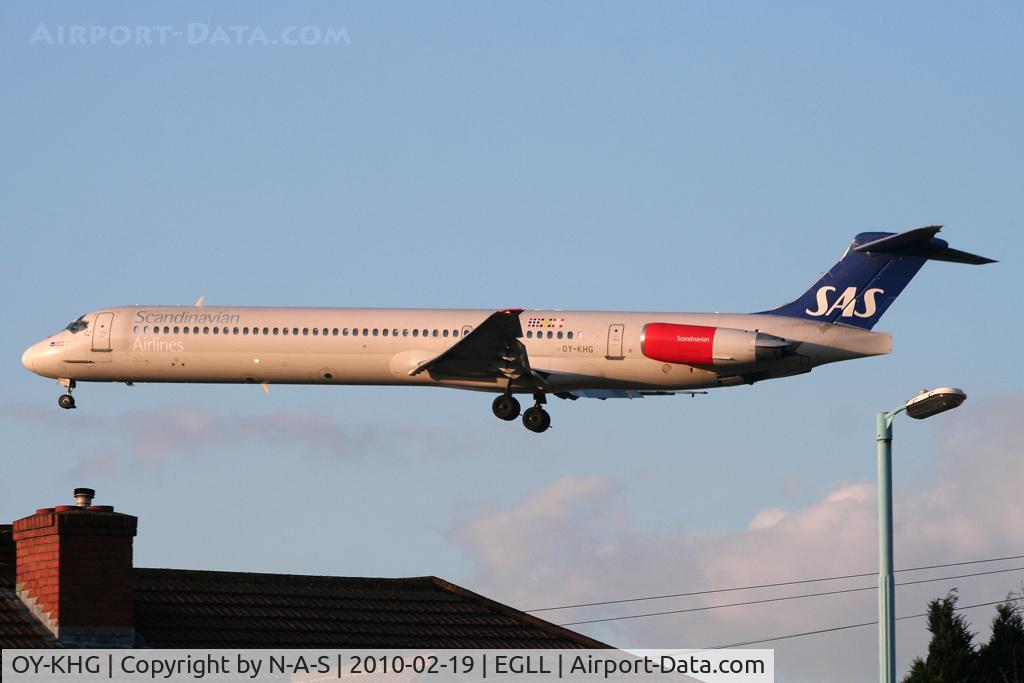 OY-KHG, 1988 McDonnell Douglas MD-82 (DC-9-82) C/N 49613, Landing 27L