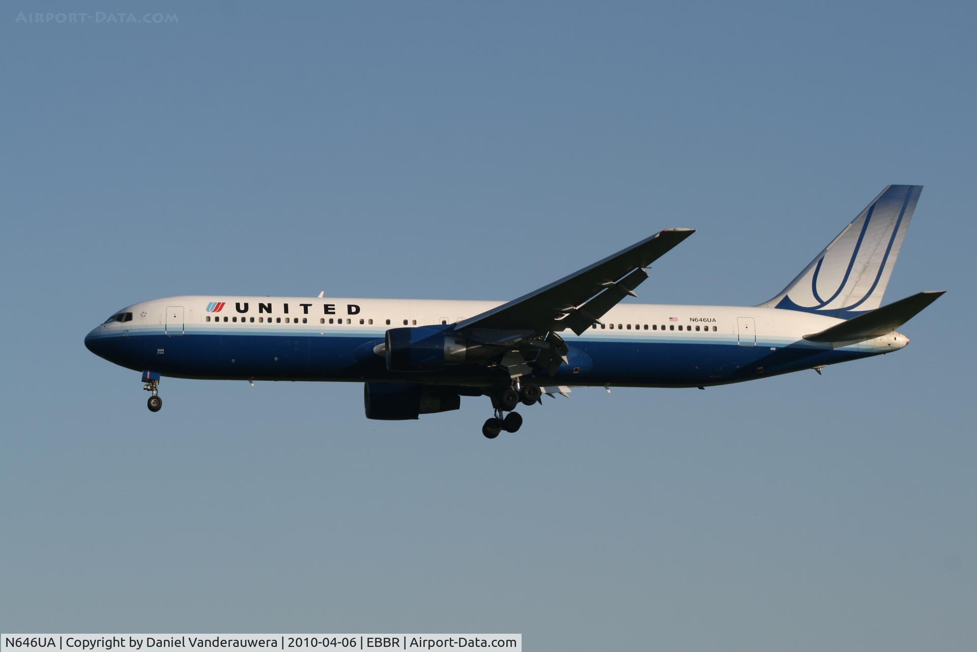 N646UA, 1992 Boeing 767-322/ER C/N 25283, Arrival of flight UA972 to RWY 25L