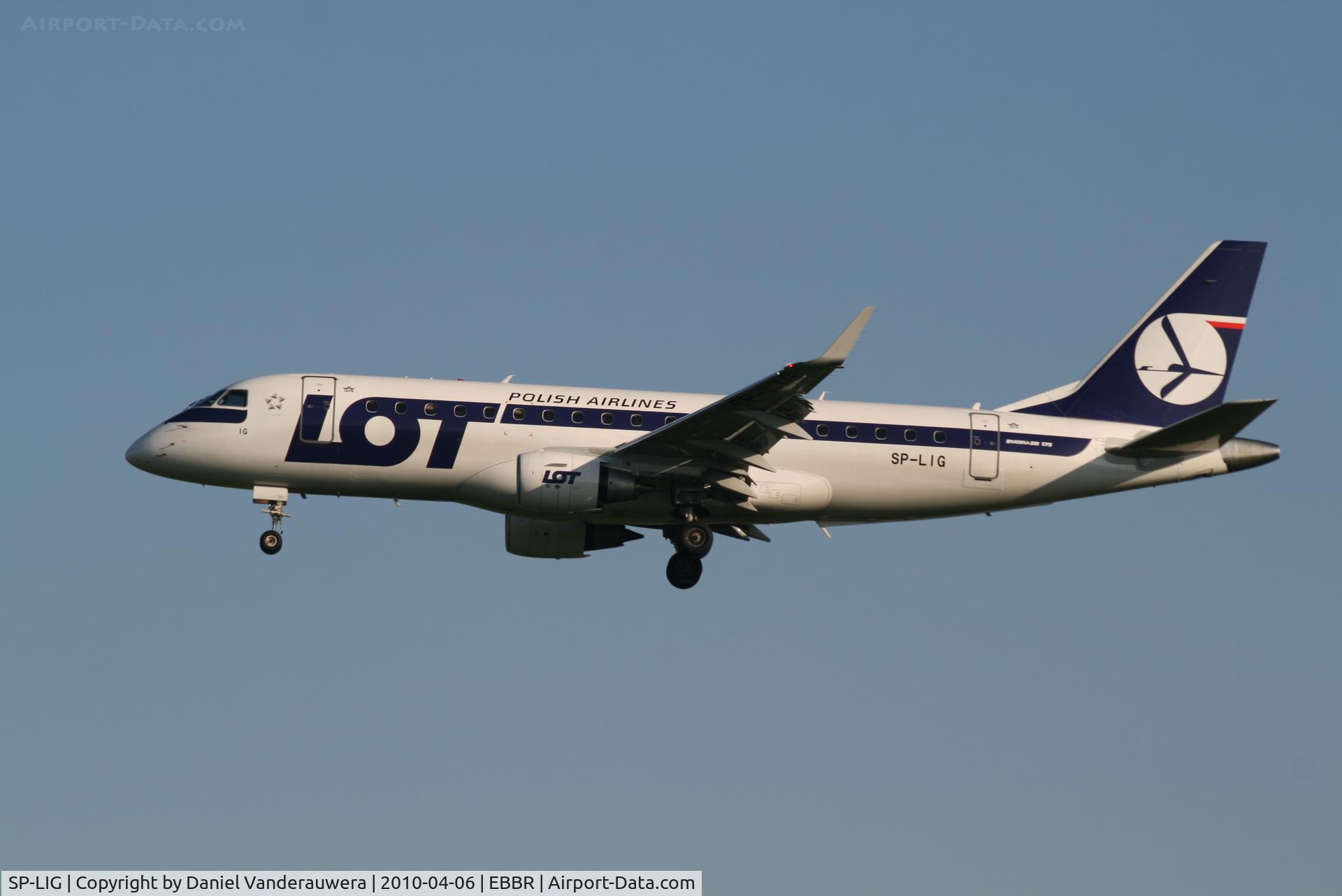 SP-LIG, 2009 Embraer 175LR (ERJ-170-200LR) C/N 17000283, Arrival of flight LO235 to RWY 25L