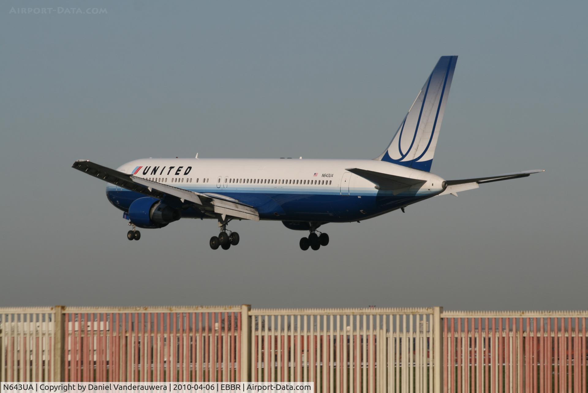 N643UA, 1991 Boeing 767-322/ER C/N 25093, Several seconds before landing on RWY 25L