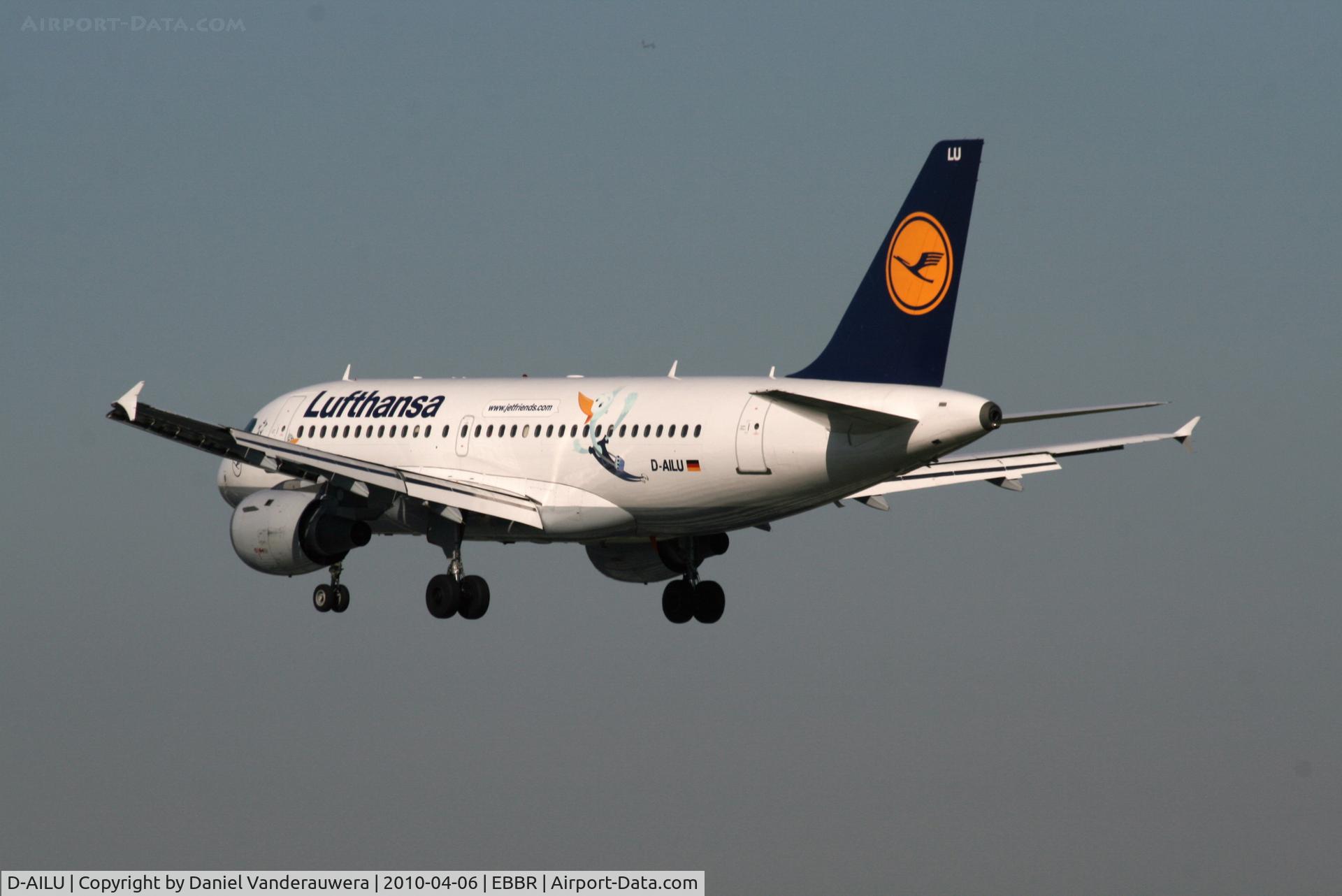 D-AILU, 1997 Airbus A319-114 C/N 744, Several seconds before landing on RWY 25L