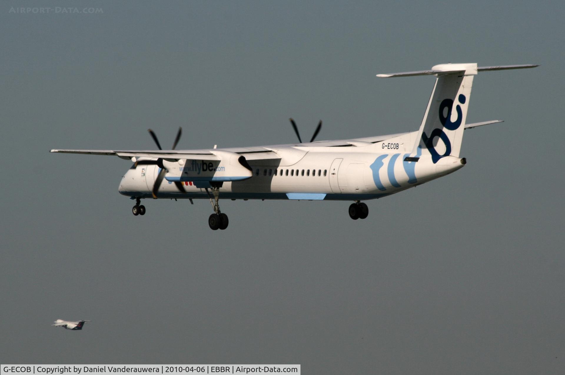 G-ECOB, 2007 De Havilland Canada DHC-8-402Q Dash 8 C/N 4185, Flight BE593 is descending to RWY 25L while a Brussels Airlines ARJ is taking off from RWY 25R