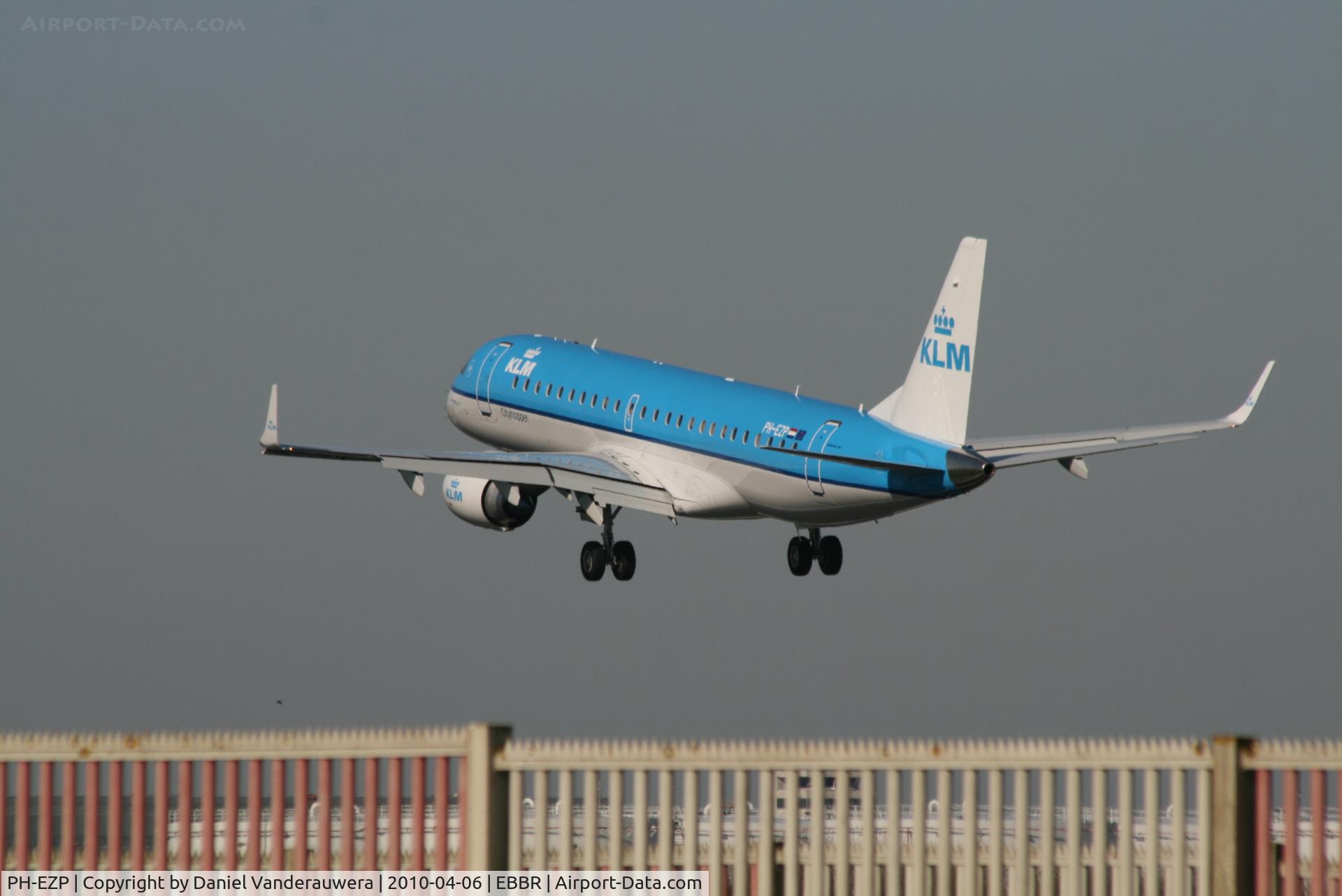 PH-EZP, 2010 Embraer 190LR (ERJ-190-100LR) C/N 19000347, Several seconds before landing on RWY 25L