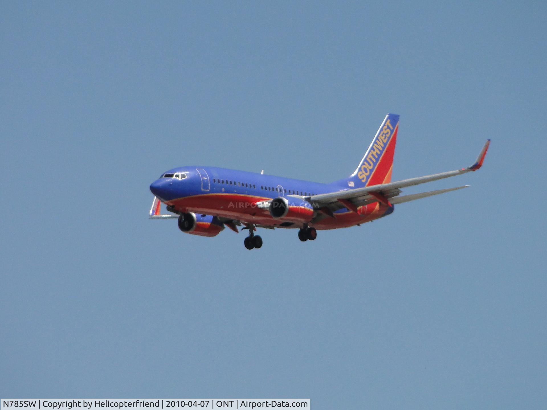 N785SW, 2000 Boeing 737-7H4 C/N 30602, On final to runway 26R at Ontario