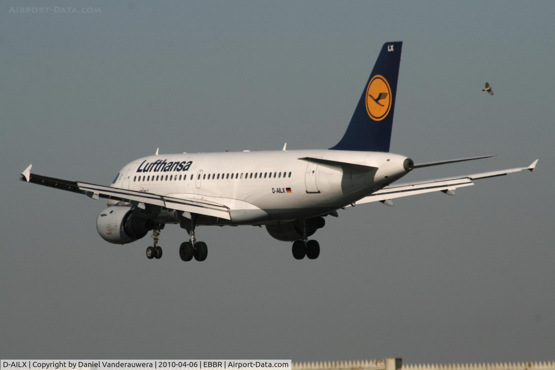 D-AILX, 1998 Airbus A319-114 C/N 860, Several seconds before landing on RWY 25L