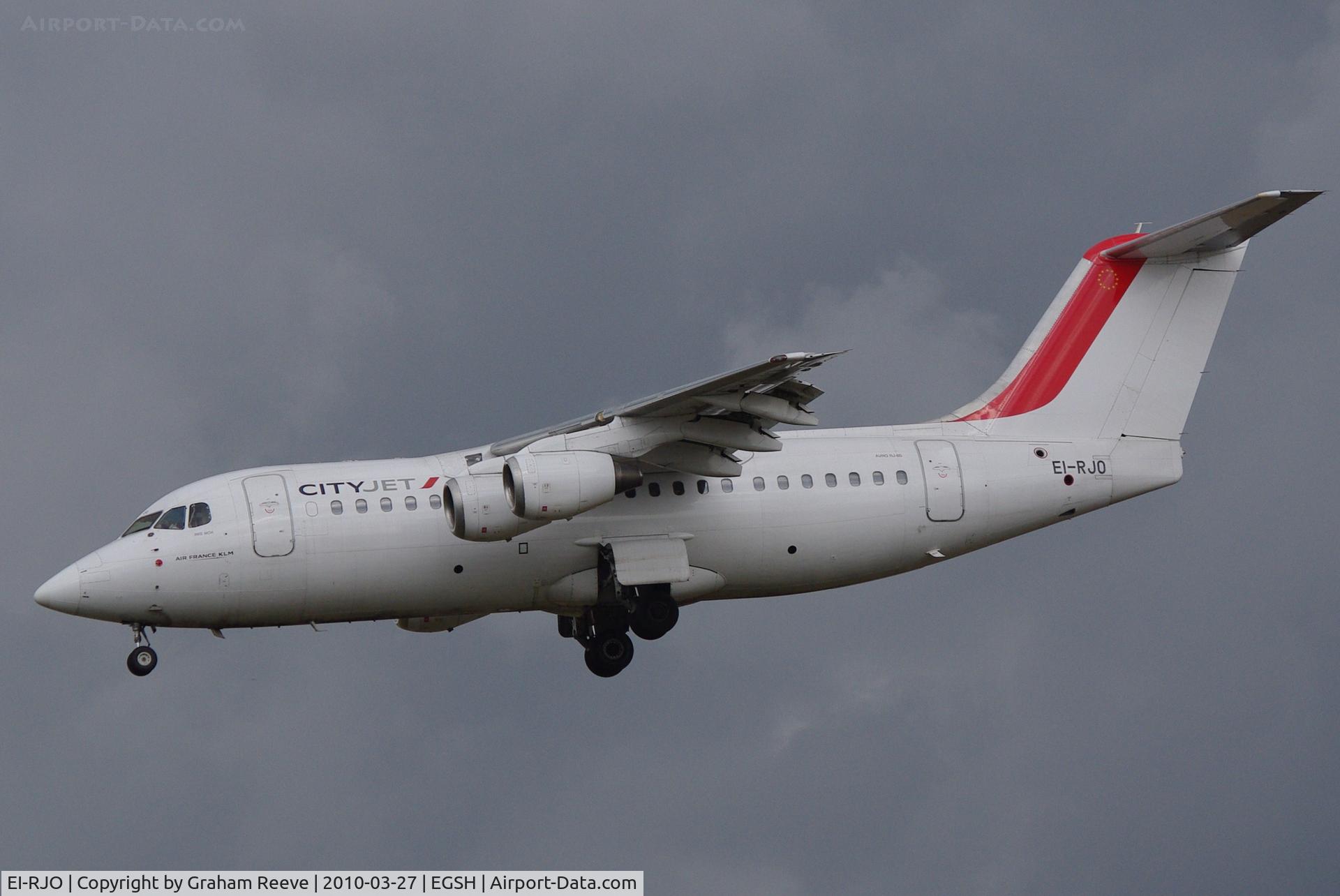 EI-RJO, 1999 British Aerospace Avro 146-RJ85A C/N E2352, Landing at Norwich.