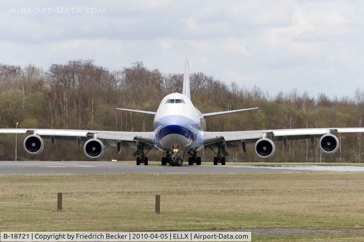 B-18721, 2005 Boeing 747-409F/SCD C/N 33738, line up for departure
