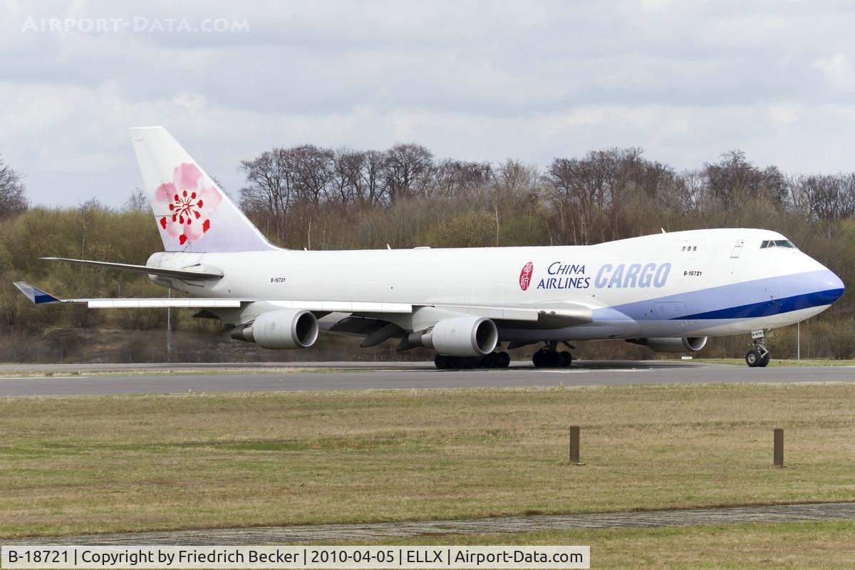 B-18721, 2005 Boeing 747-409F/SCD C/N 33738, line up for departure