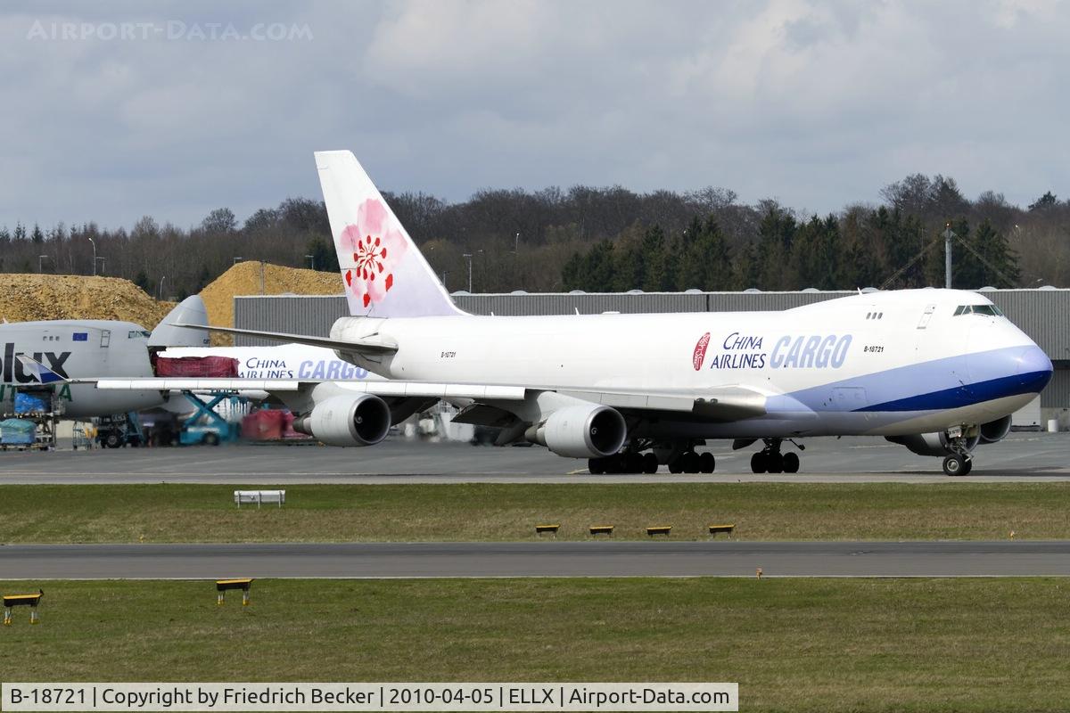 B-18721, 2005 Boeing 747-409F/SCD C/N 33738, taxying to the active