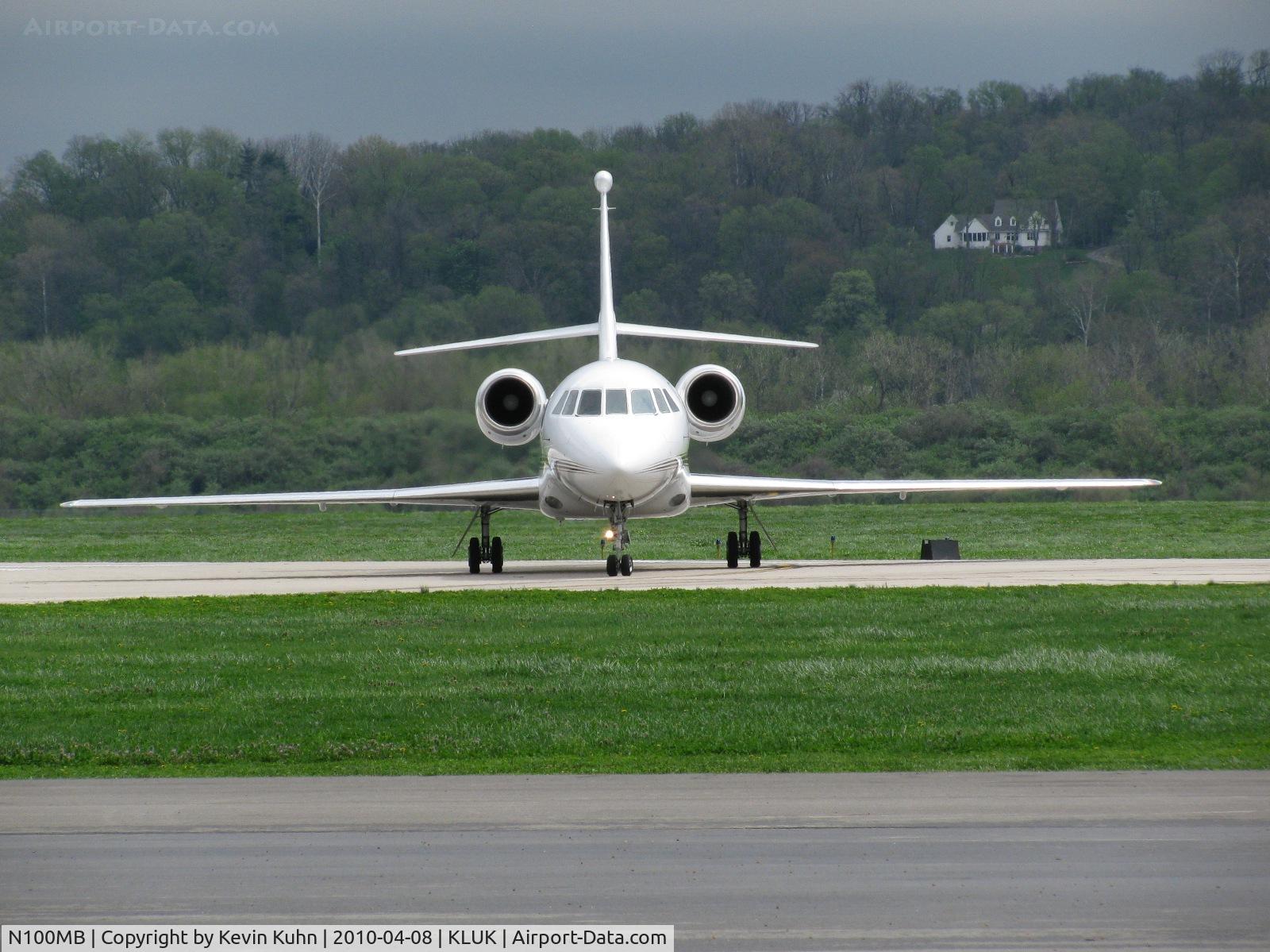 N100MB, 2005 Dassault Falcon 2000EX C/N 60, Falcon from the front