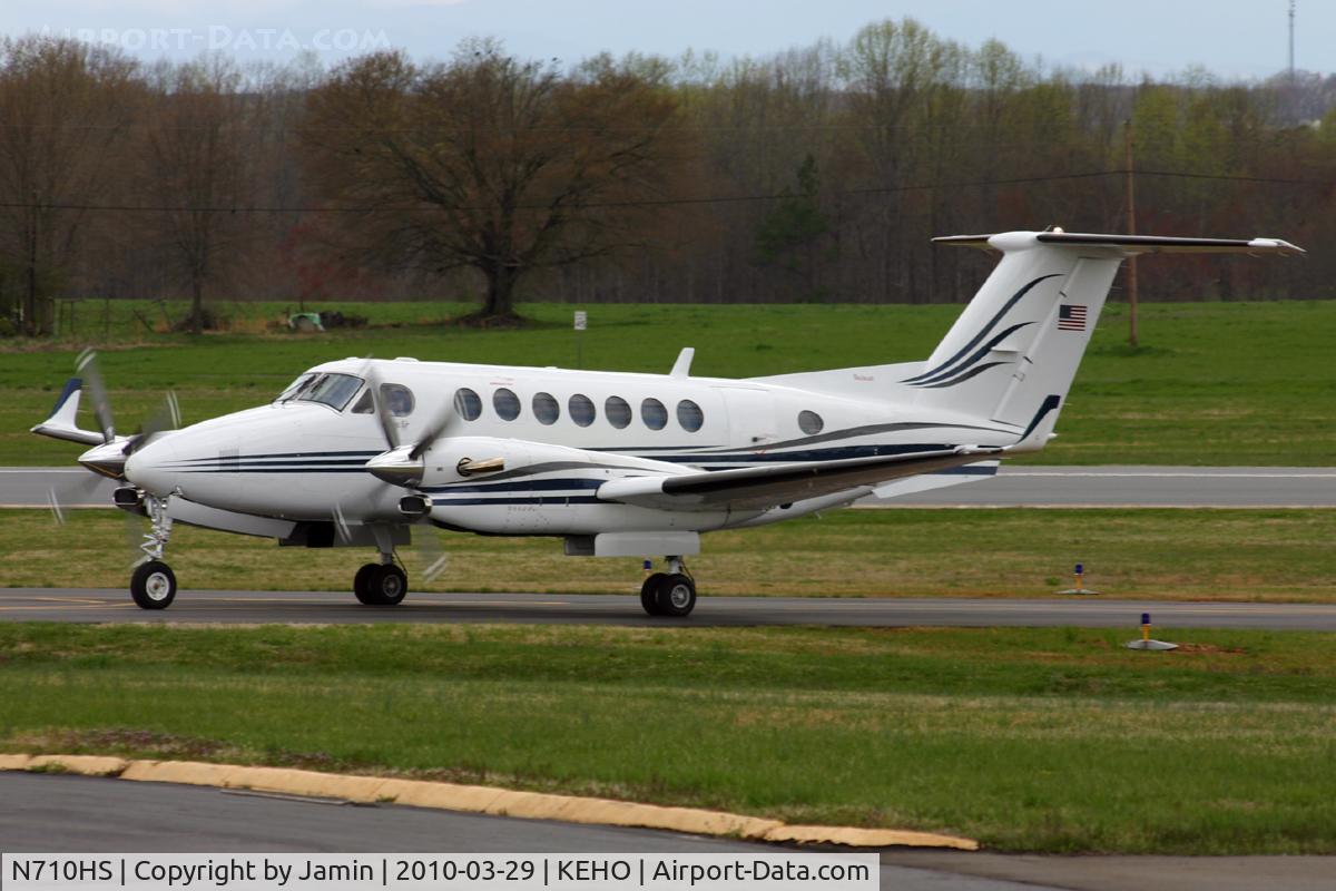 N710HS, 1997 Raytheon Aircraft Company B300 C/N FL-181, Taxiing up the hill to the ramp.