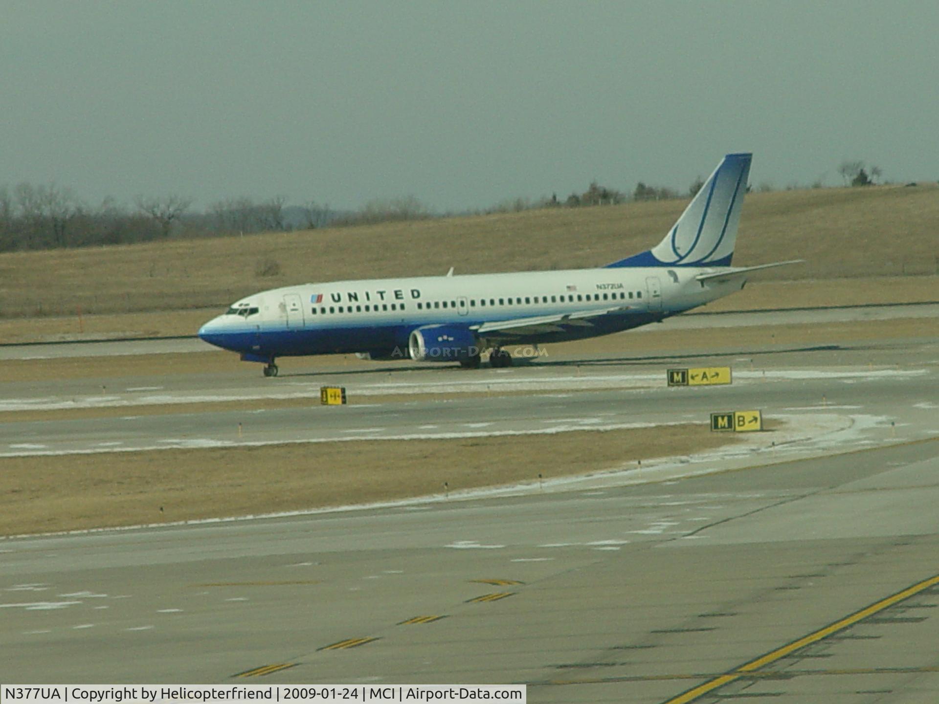 N377UA, 1990 Boeing 737-322 C/N 24642, Taxiing to runway for take off