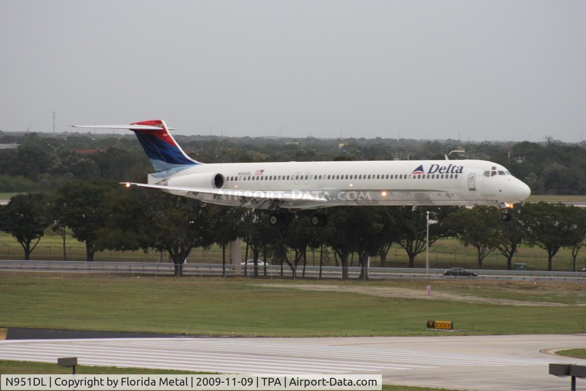 N951DL, 1990 McDonnell Douglas MD-88 C/N 49882, Delta MD-88