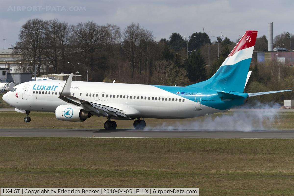 LX-LGT, 2000 Boeing 737-8K5 C/N 28228, touchdown