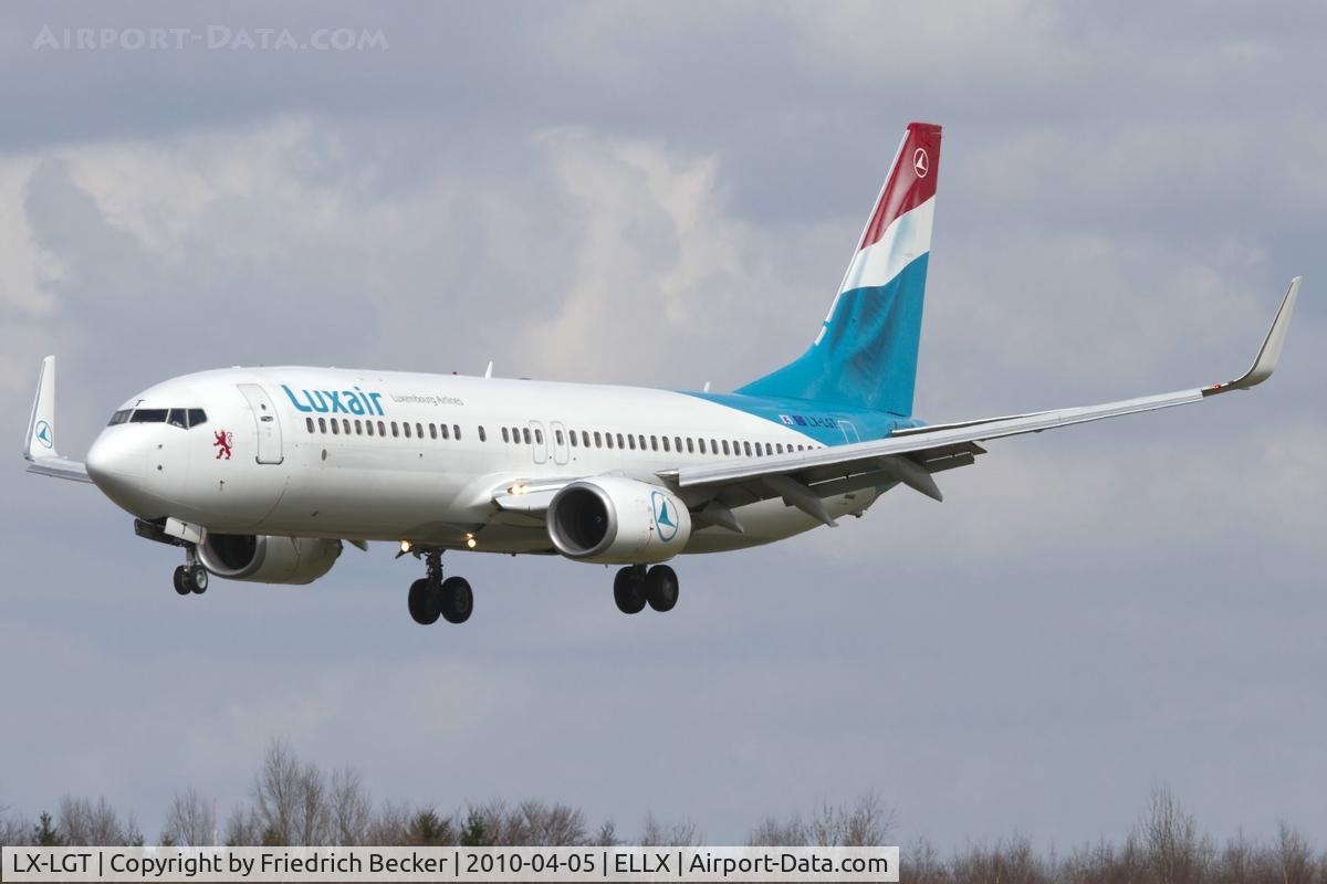 LX-LGT, 2000 Boeing 737-8K5 C/N 28228, short final RW24