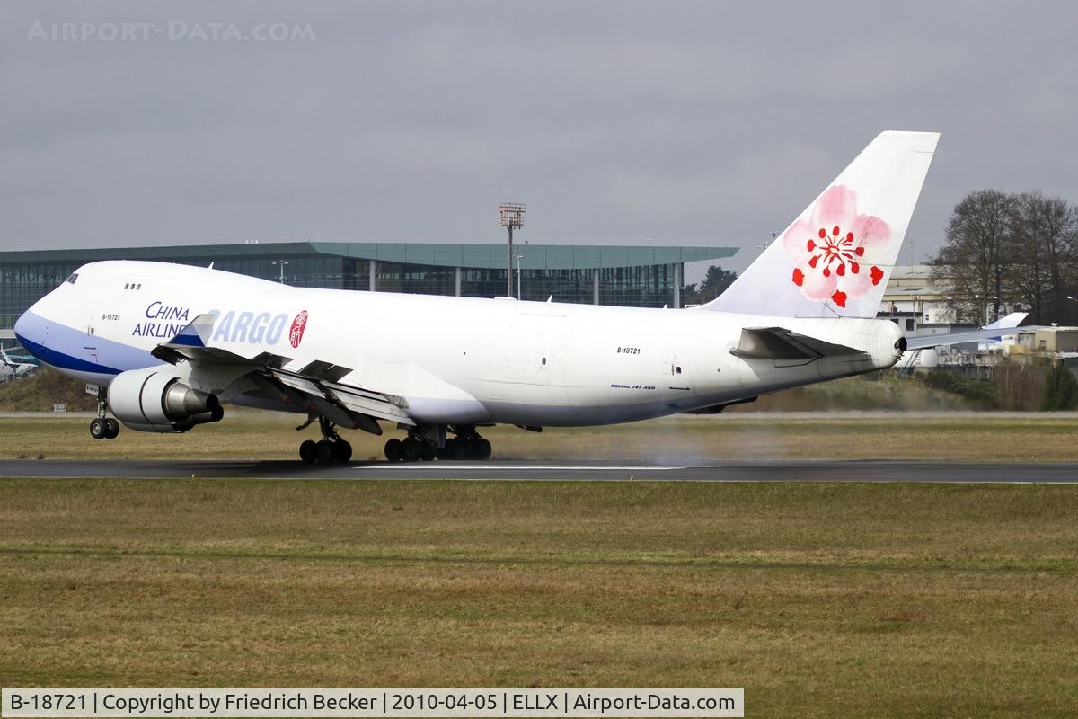 B-18721, 2005 Boeing 747-409F/SCD C/N 33738, touchdown
