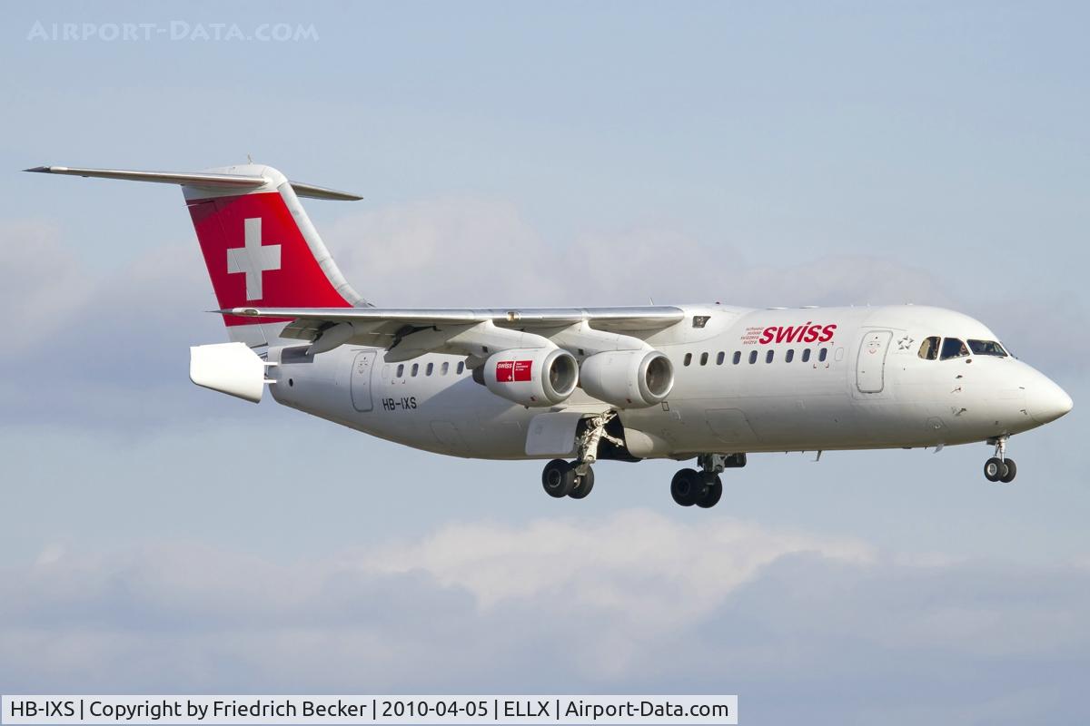 HB-IXS, 1995 British Aerospace Avro 146-RJ100 C/N E3280, short final RW24
