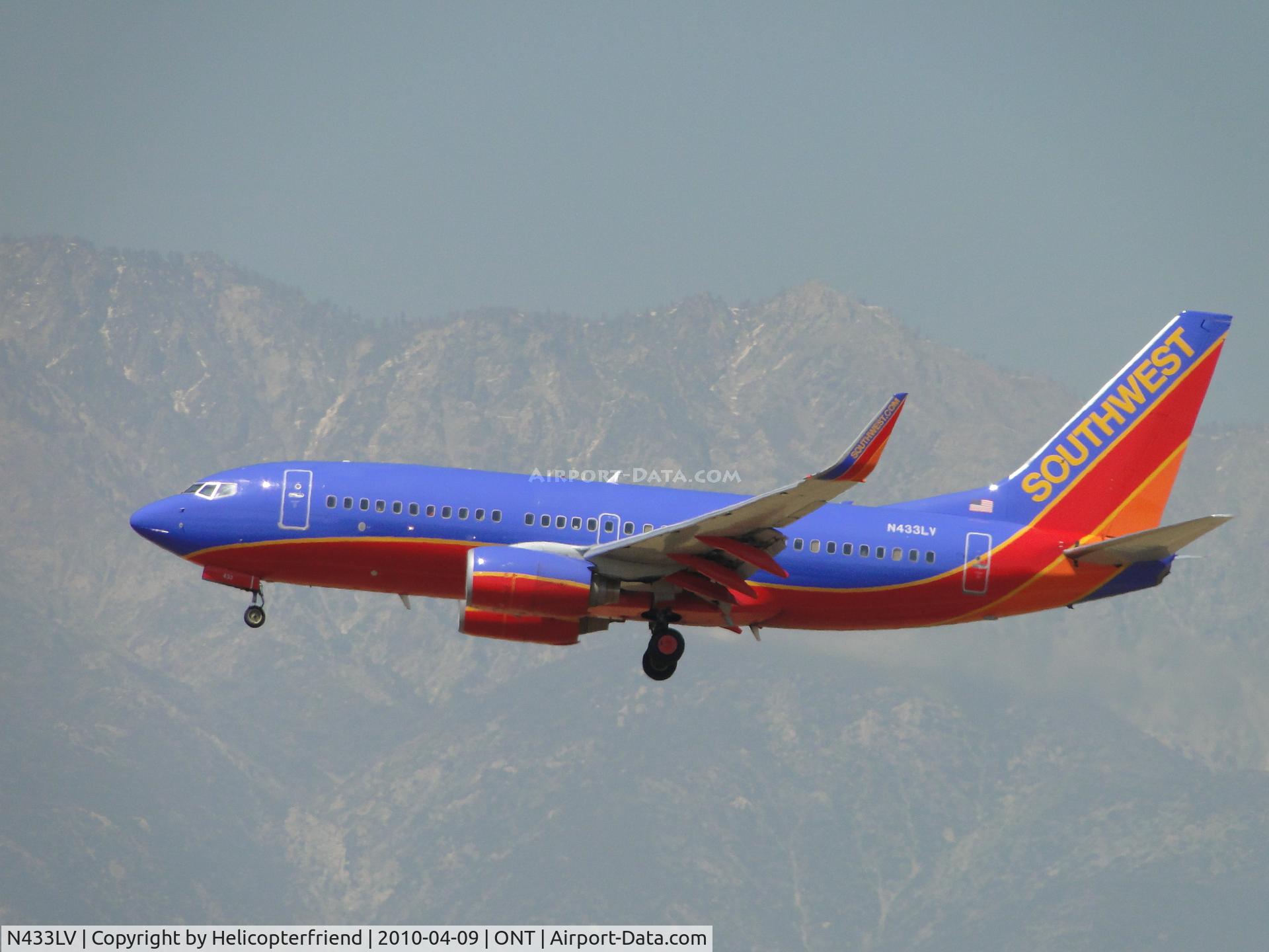 N433LV, 2003 Boeing 737-7H4 C/N 33716, On final to runway 26R at Ontario