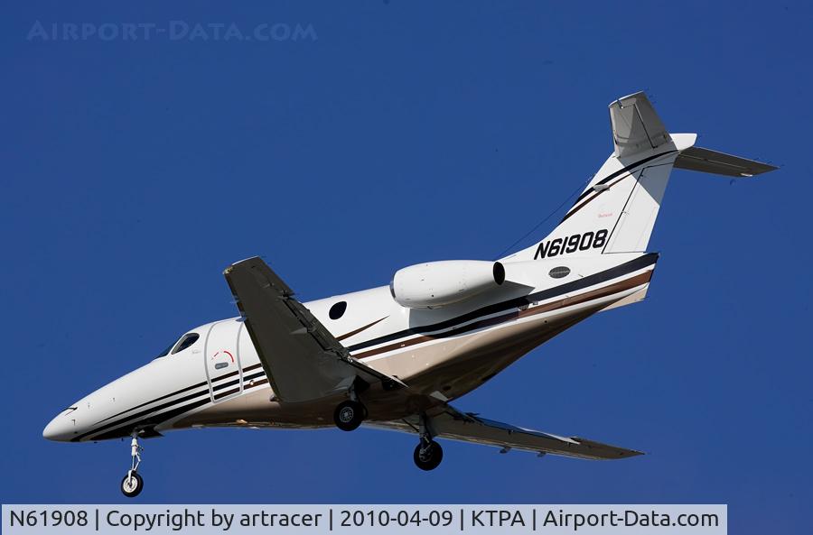 N61908, 2004 Raytheon Aircraft Company 390 C/N RB-108, Landing Tampa