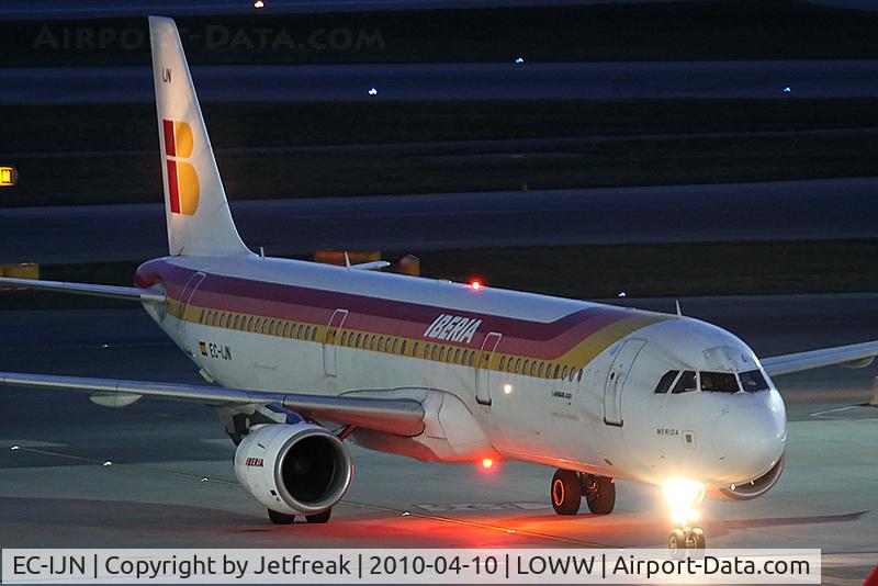 EC-IJN, 2002 Airbus A321-211 C/N 1836, Iberia Airbus A321-211, c/n: 1836 ; night ; beacon