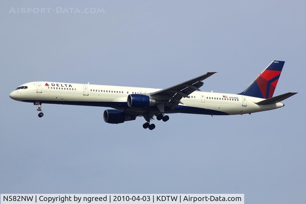 N582NW, 2002 Boeing 757-351 C/N 32981, Landing 22R at DTW