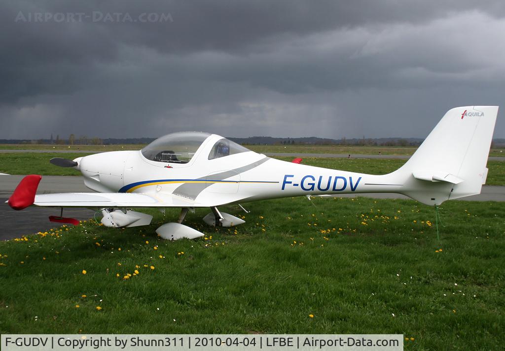 F-GUDV, Aquila A210 (AT01) C/N AT01-131, At the Airclub...