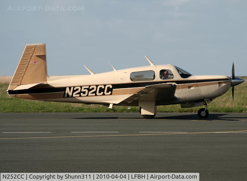 N252CC, Mooney M20K C/N 25-1132, Taxiing to his parking...