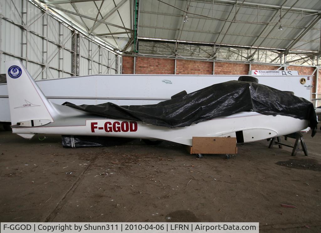 F-GGOD, Grob G-115 C/N 8036, Dismantled inside Airclub's hangar...