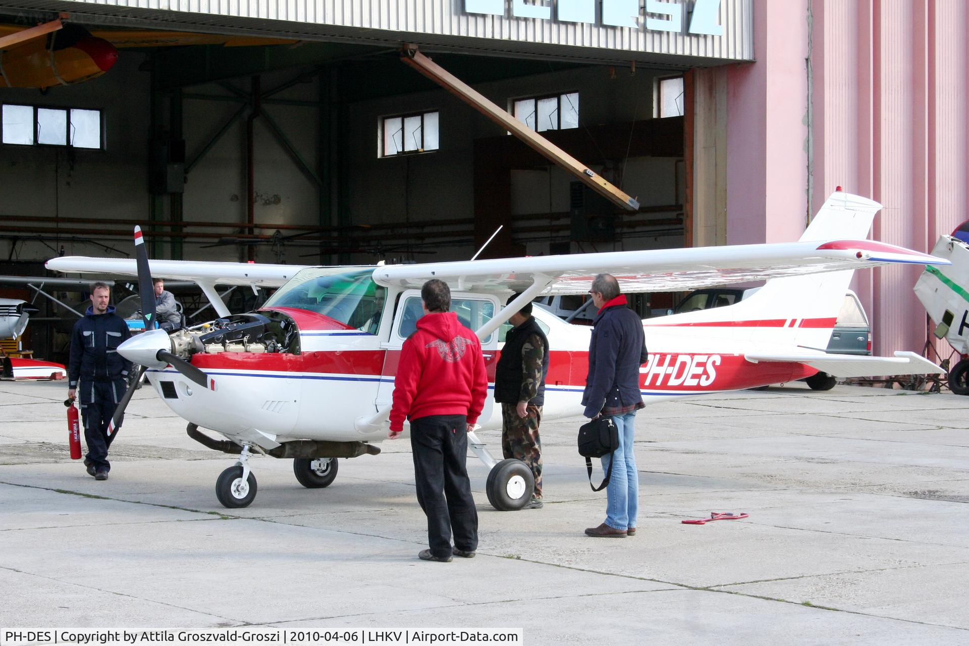 PH-DES, 1975 Reims F182P II Skylane C/N F18263920/0016, Hungary-Kaposújlak airport - engine probe.