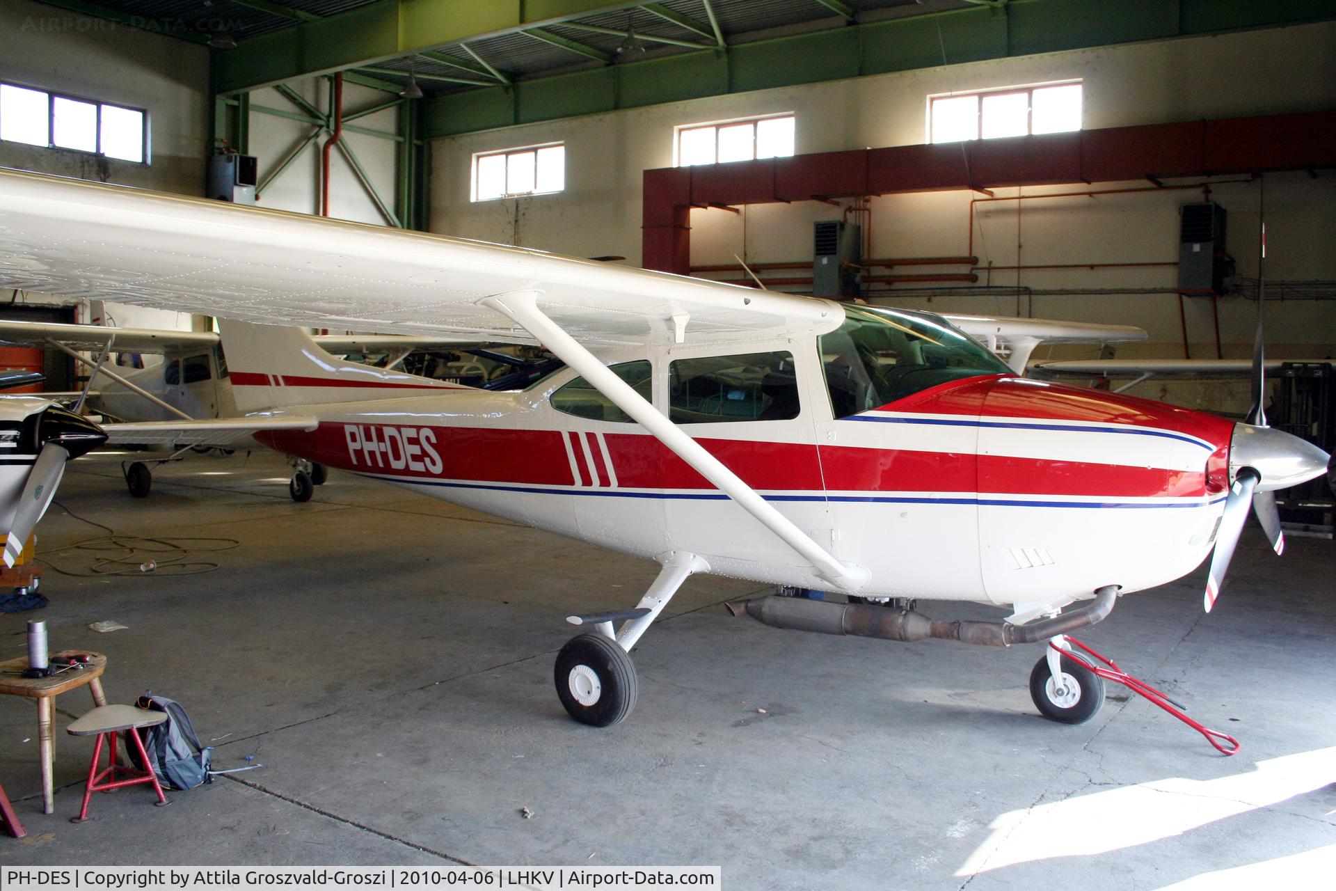 PH-DES, 1975 Reims F182P II Skylane C/N F18263920/0016, Hungary-Kaposújlak airport hangar