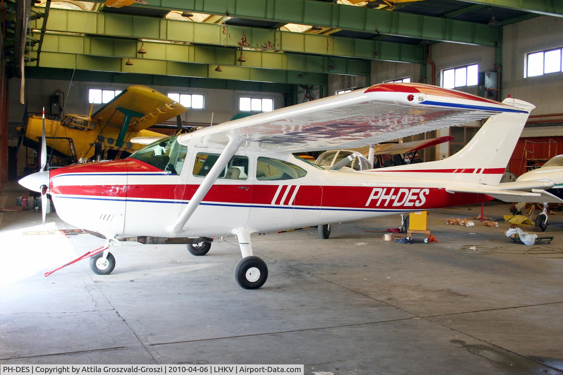 PH-DES, 1975 Reims F182P II Skylane C/N F18263920/0016, Hungary-Kaposújlak airport hangar