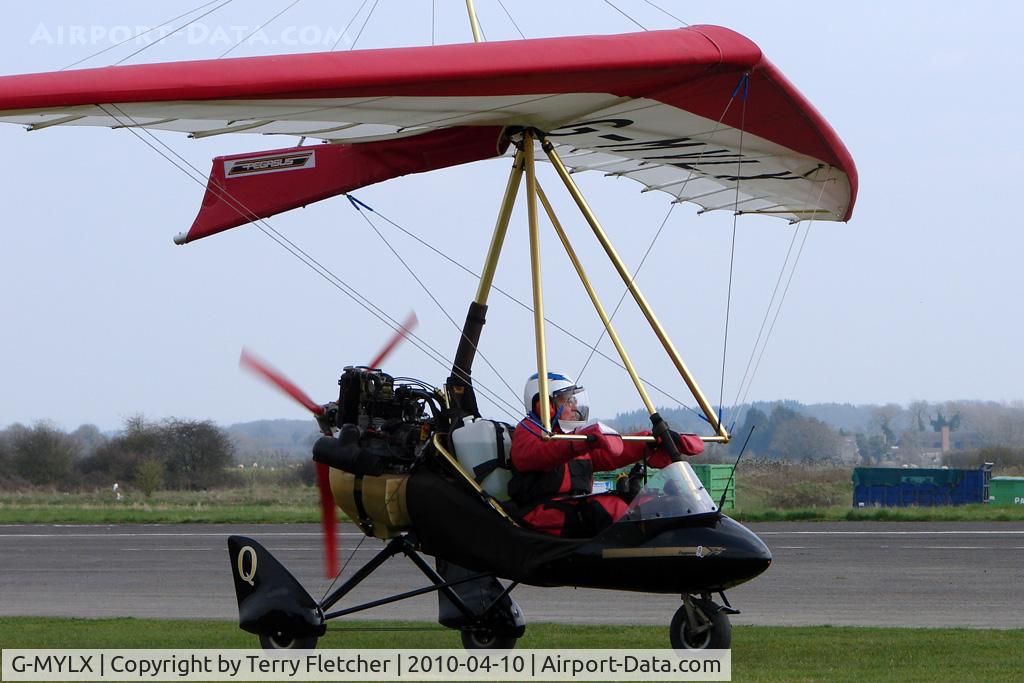 G-MYLX, 1993 Medway Raven X C/N MRB113/109, 1993 Medway Microlights Ltd RAVEN X,  taxies for departure from Enstone