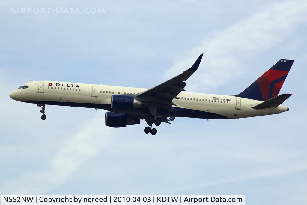 N552NW, 2001 Boeing 757-251 C/N 26499, Landing 22R at DTW