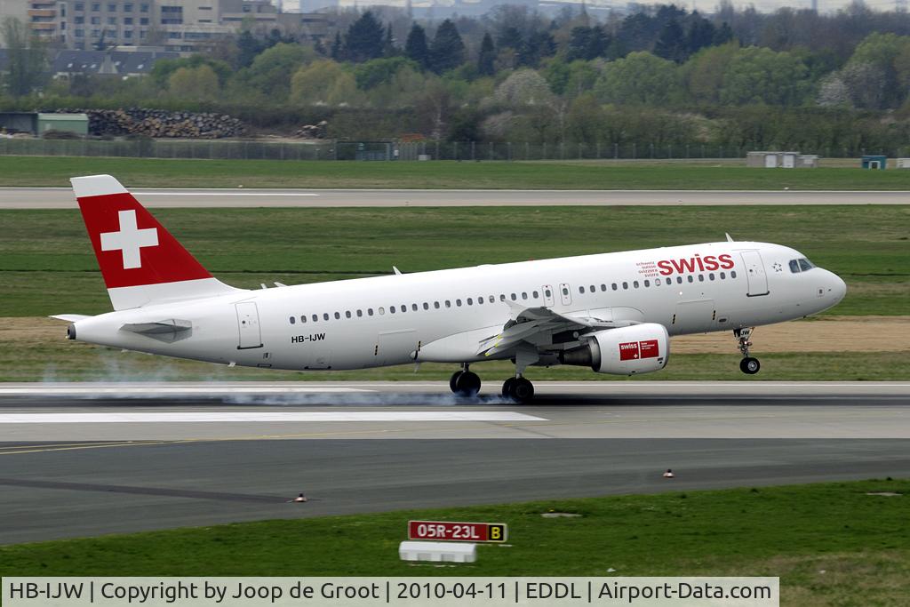 HB-IJW, 2003 Airbus A320-214 C/N 2134, touch down...