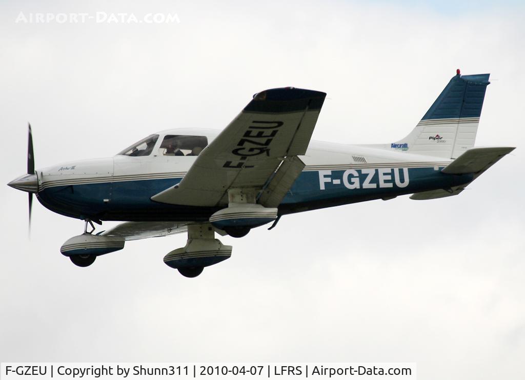 F-GZEU, 2000 Piper PA-28-181 Archer III C/N 28-43328, On landing...