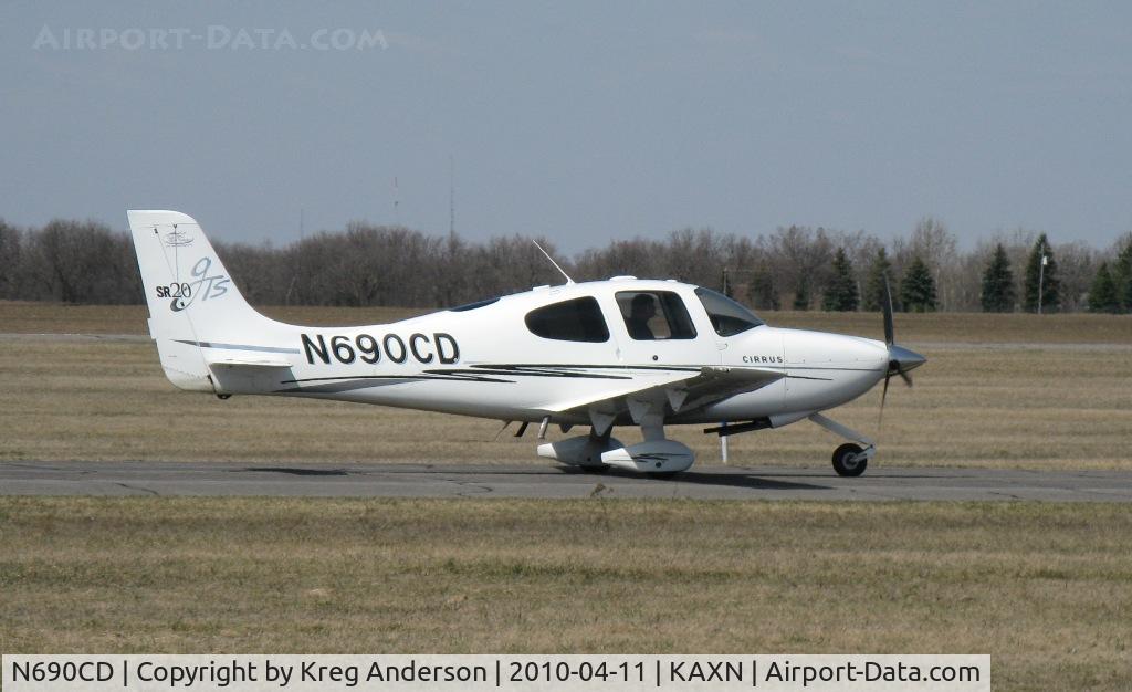 N690CD, 2005 Cirrus SR20 C/N 1595, Cirrus SR22 taxiing to runway 22 for take-off.