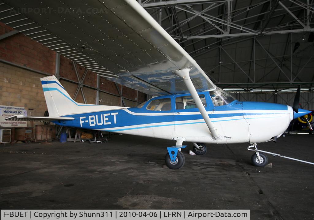 F-BUET, Reims F172M Skyhawk Skyhawk C/N 1028, Hangared...