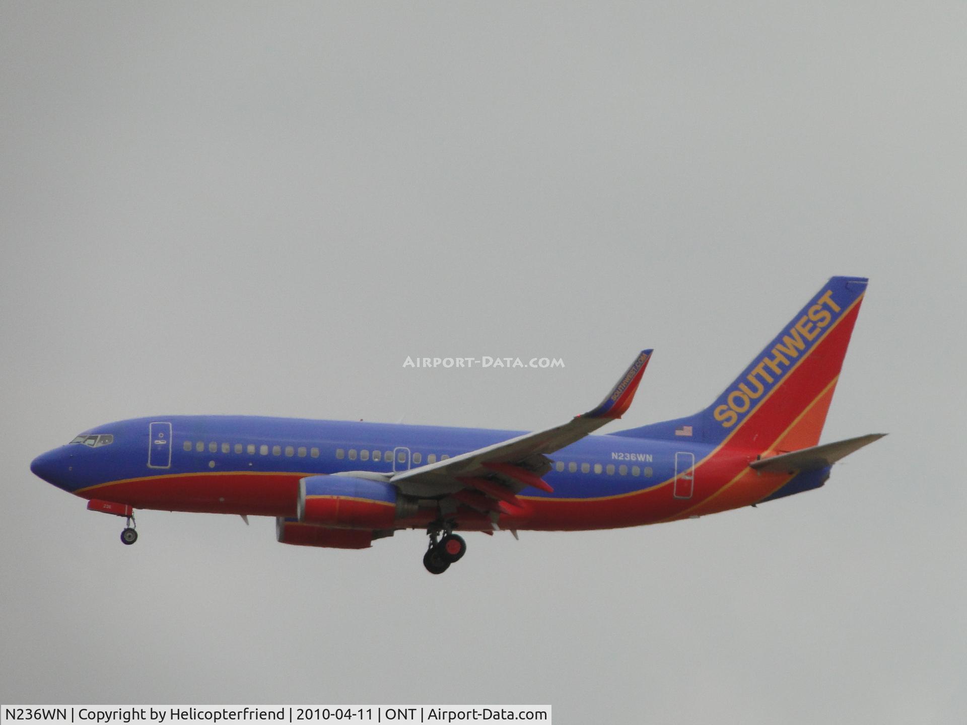 N236WN, 2006 Boeing 737-7H4 C/N 34631, On final to runway 26R