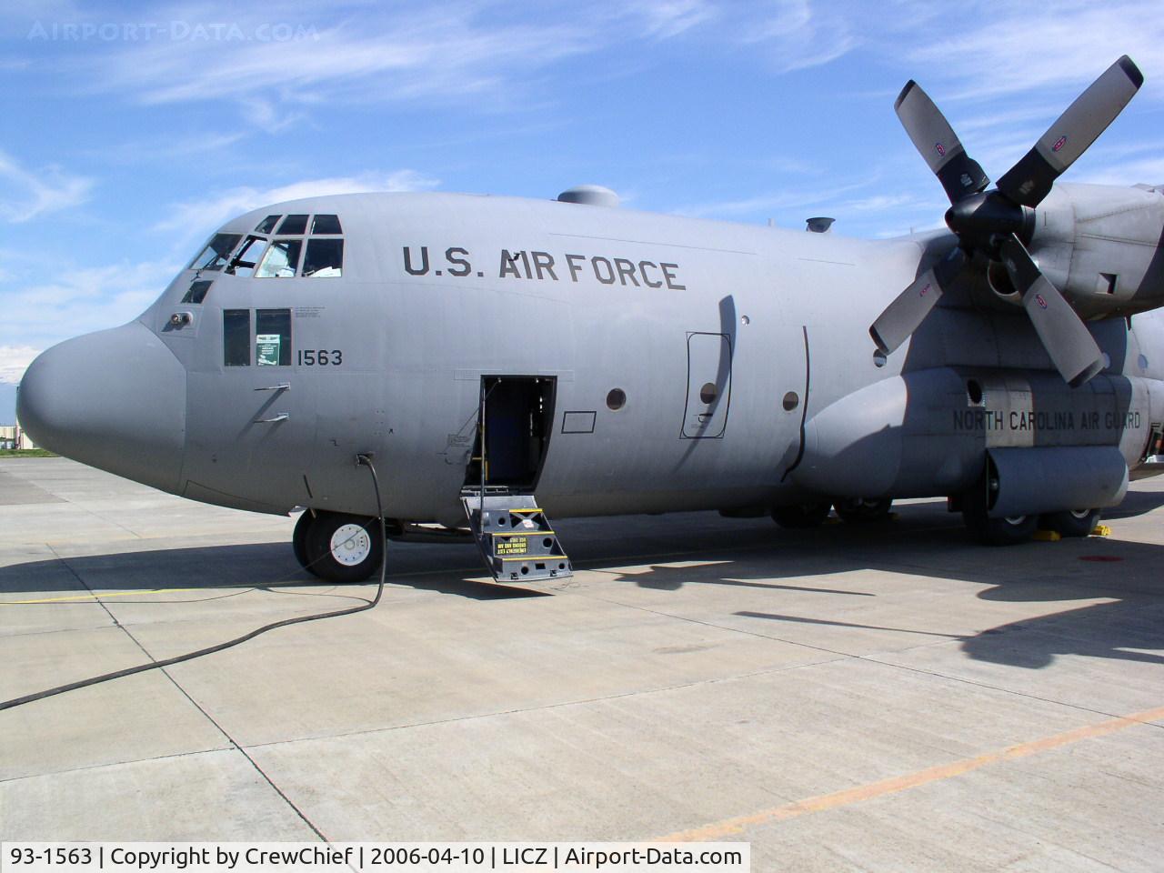 93-1563, 1993 Lockheed C-130H Hercules C/N 382-5367, On the ramp in Italy