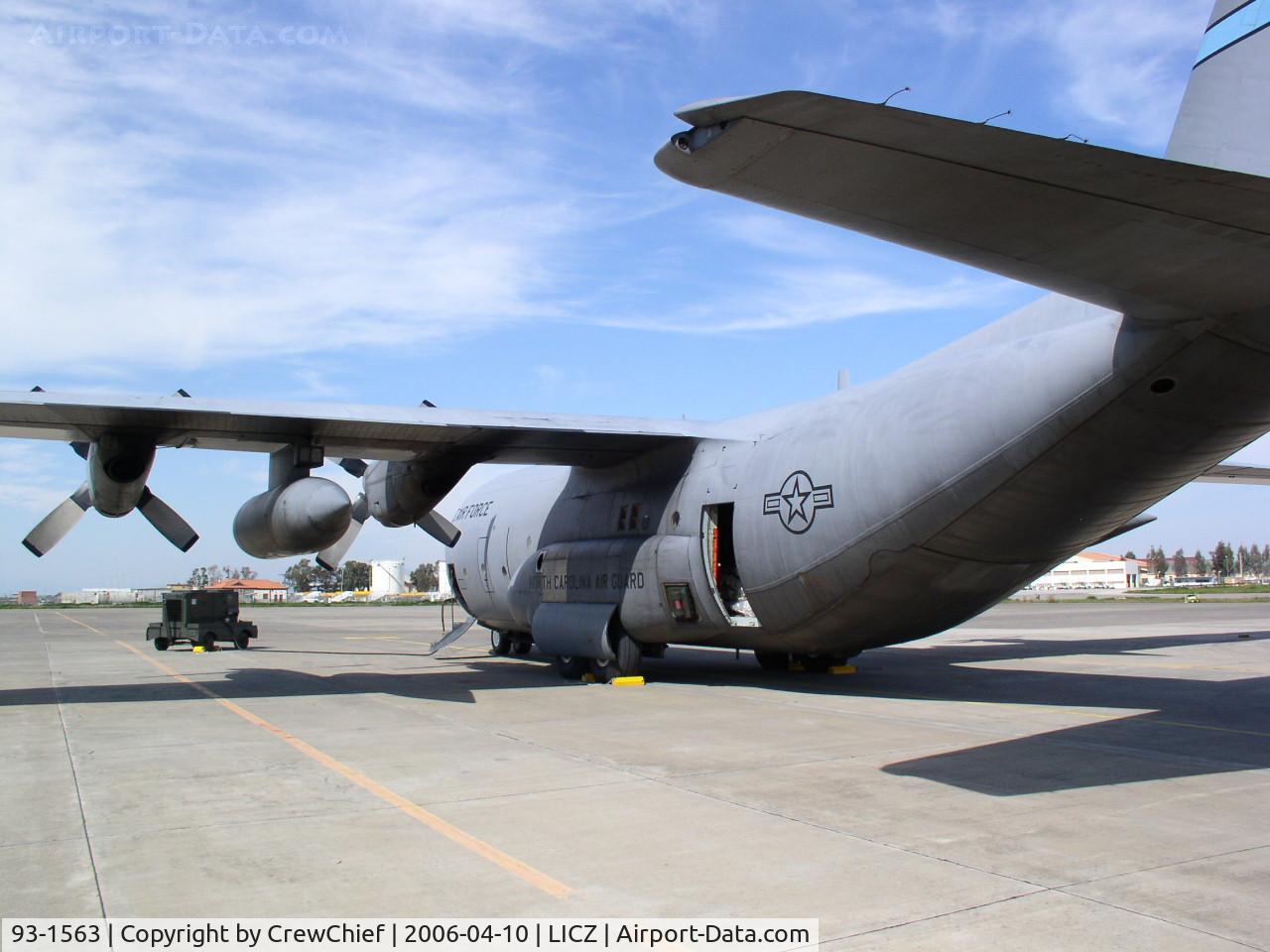 93-1563, 1993 Lockheed C-130H Hercules C/N 382-5367, Ramp at Sigenella