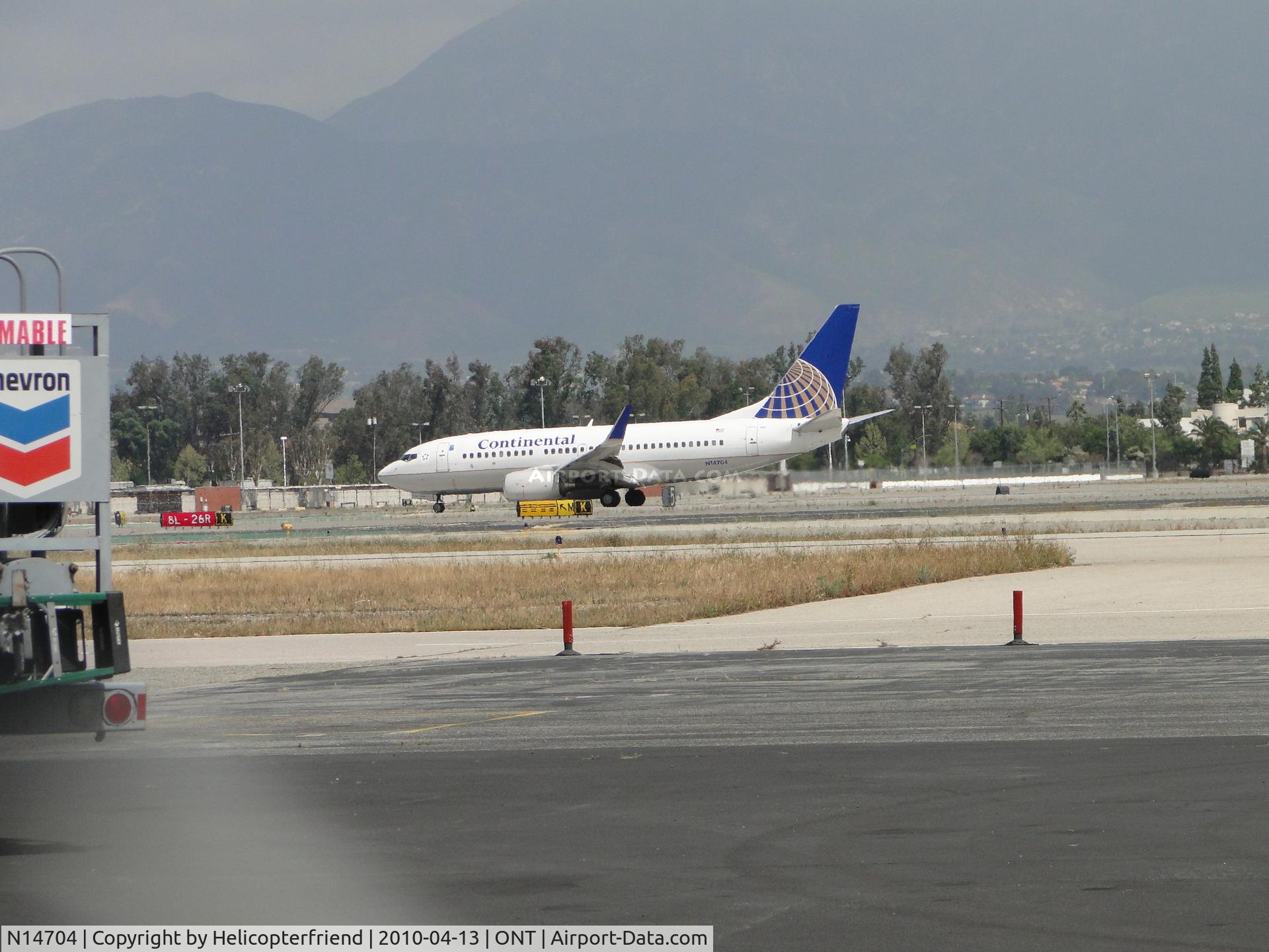 N14704, 1998 Boeing 737-724 C/N 28765, Turning off of Runway 26R at taxiway K