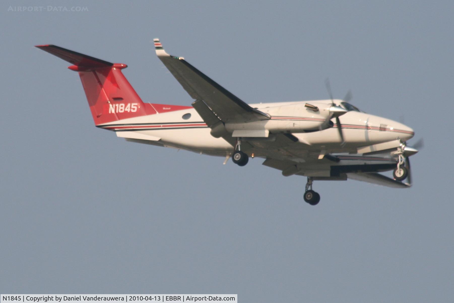 N1845, Raytheon King Air 350 (B300) C/N FL-327, Arrival to RWY 02