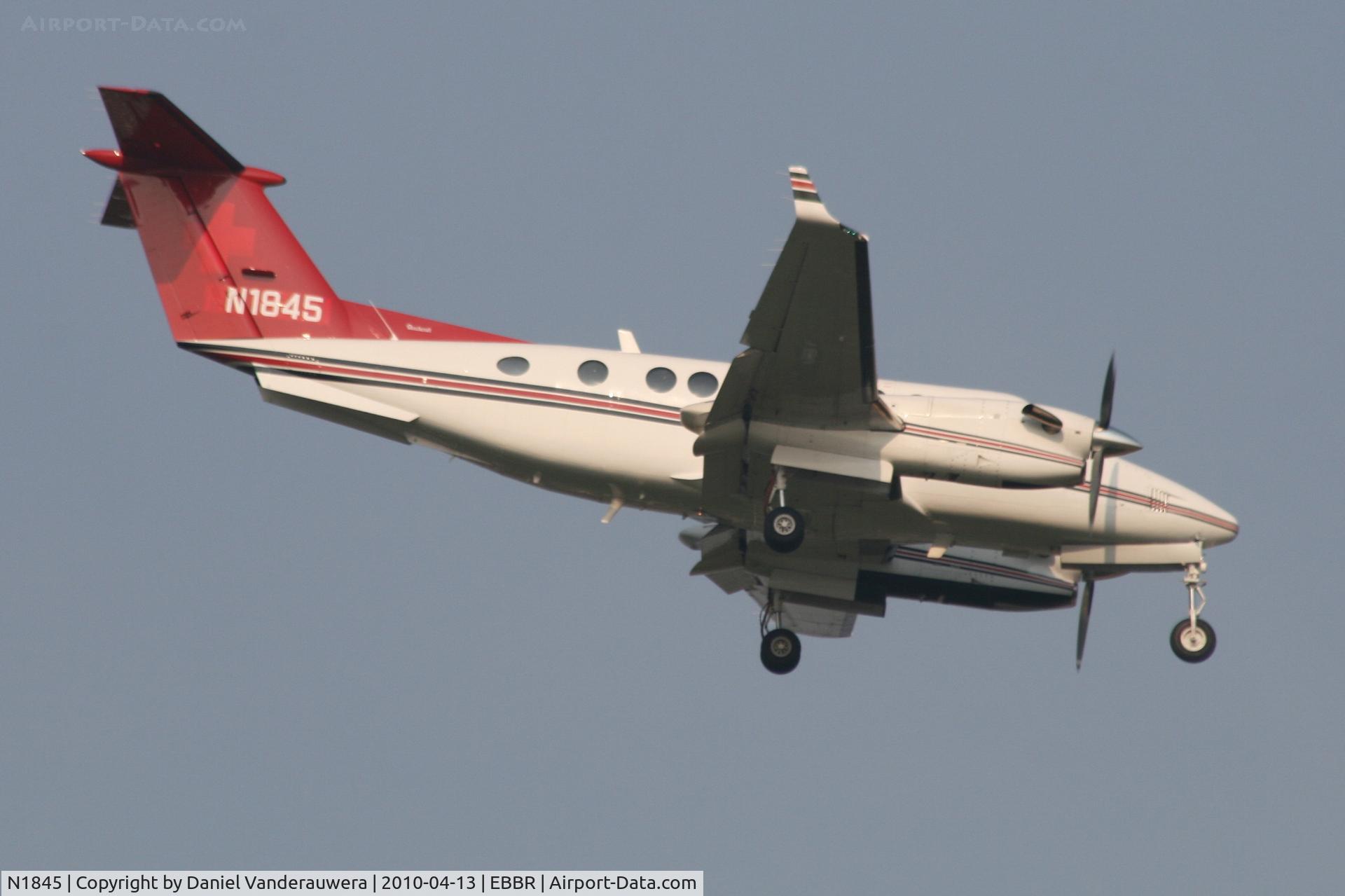 N1845, Raytheon King Air 350 (B300) C/N FL-327, Descending to RWY 02