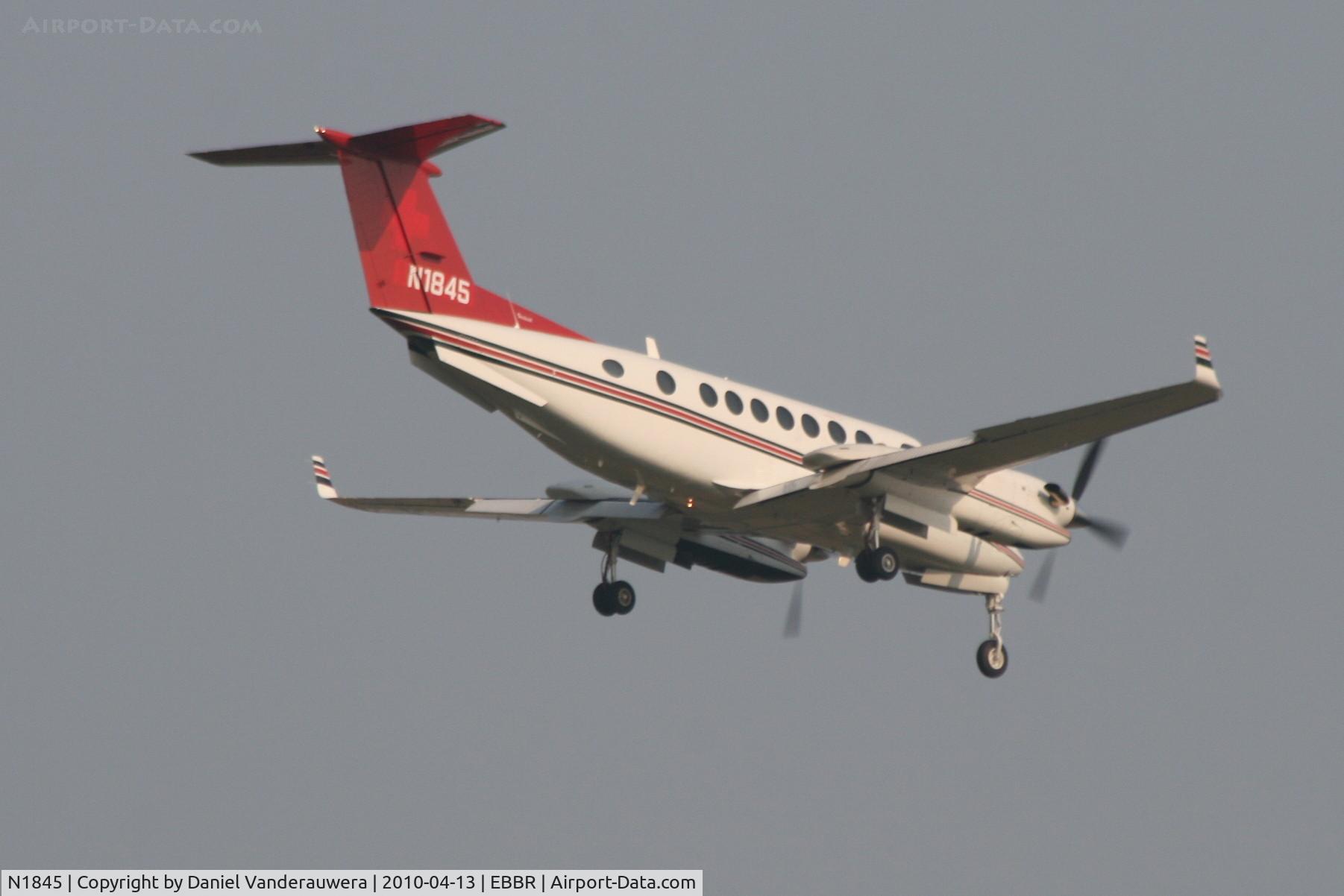 N1845, Raytheon King Air 350 (B300) C/N FL-327, Descending to RWY 02