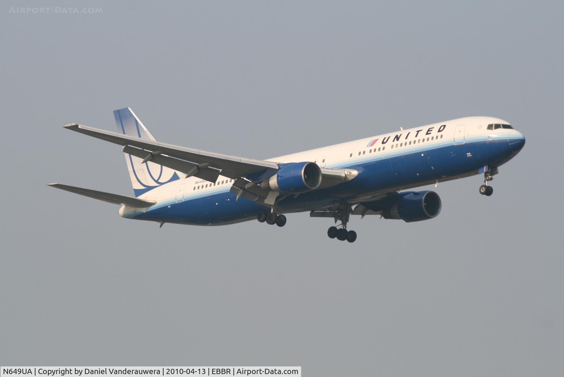 N649UA, 1992 Boeing 767-322 C/N 25286, Arrival of flight UA649 to RWY 02