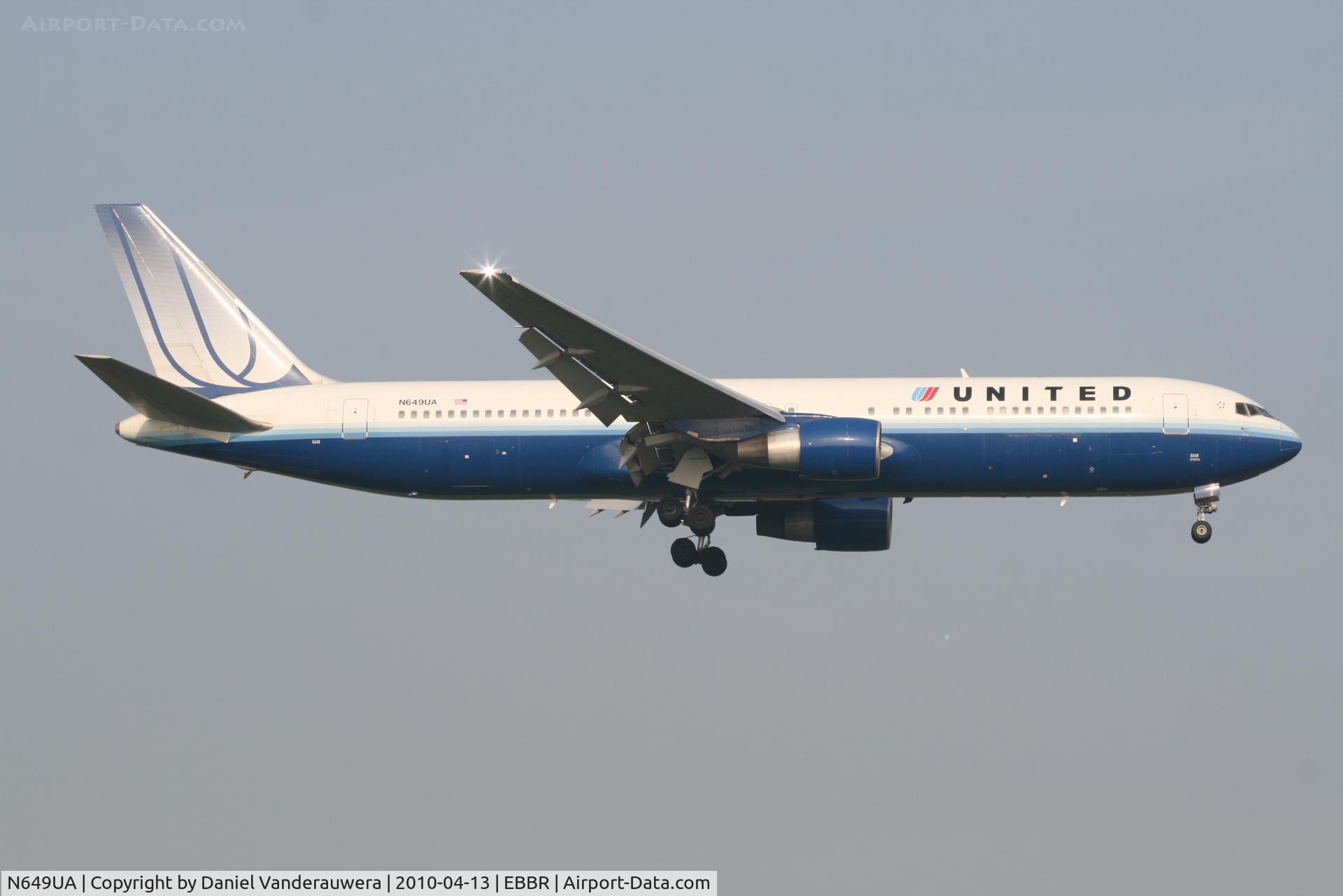 N649UA, 1992 Boeing 767-322 C/N 25286, Arrival of flight UA649 to RWY 02