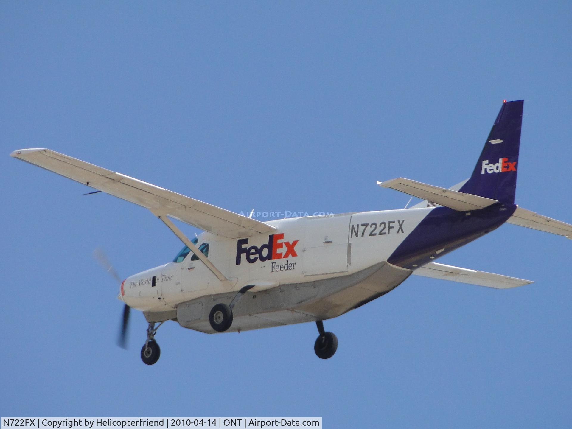 N722FX, 1995 Cessna 208B Super Cargomaster C/N 208B0454, On final to Ontario